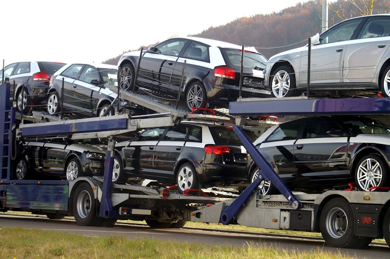 Grúa portacoches realizando un transporte de vehículos en Reus